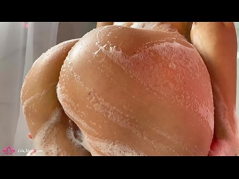 ❤️ Brunetka masturbuje kundičku s vibrátorom až do intenzívneho orgazmu v sprche ❤️ Porno vk na nás ❌️